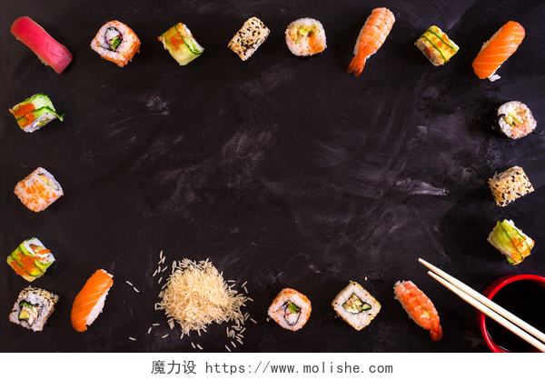 深色背景上的寿司在黑暗的背景设置的寿司。极简主义